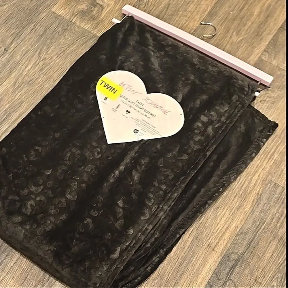 Betsey Johnson Leopord Print Plush Twin Throw Blanket- Black